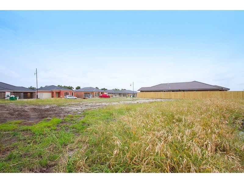 18 Charlbury Crescent, Cranbourne North VIC 3977