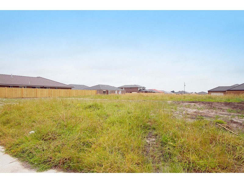 18 Charlbury Crescent, Cranbourne North VIC 3977