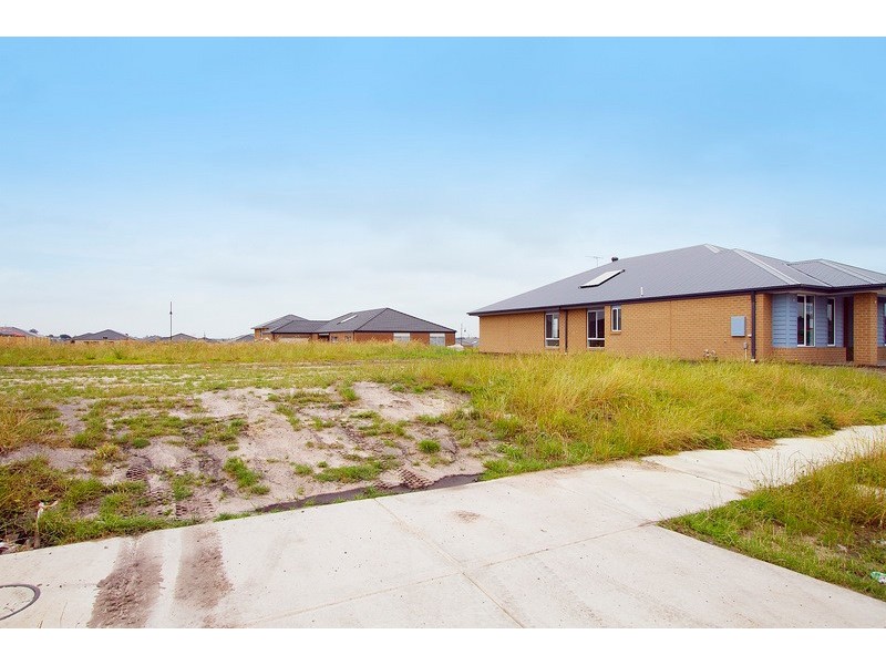 18 Charlbury Crescent, Cranbourne North VIC 3977