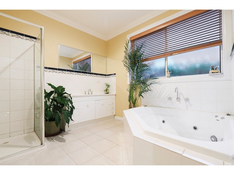 4 McCubbin Way, Berwick VIC 3806