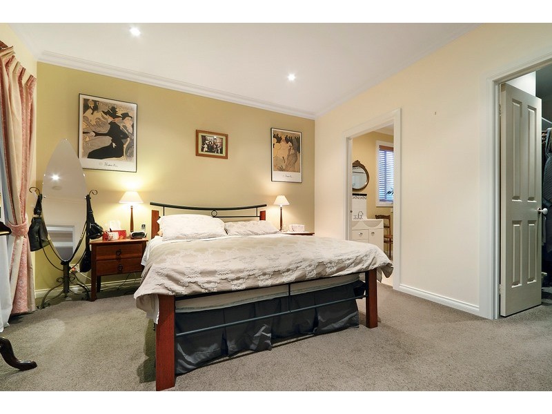 4 McCubbin Way, Berwick VIC 3806