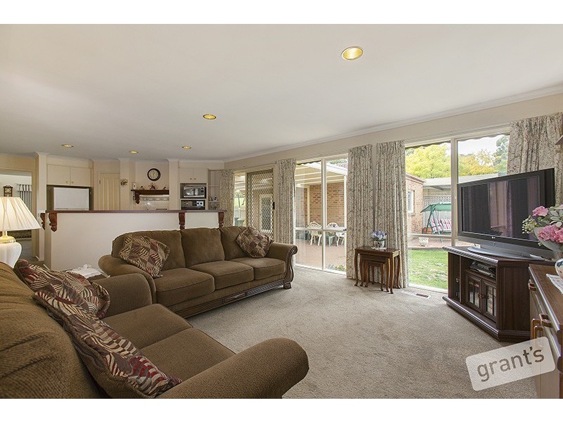 2 Leonard Avenue, Berwick VIC 3806