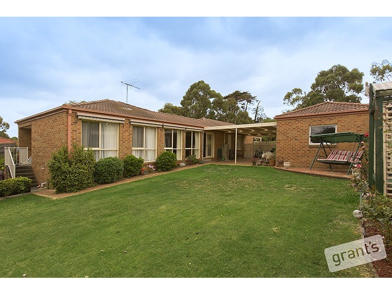 2 Leonard Avenue, Berwick VIC 3806