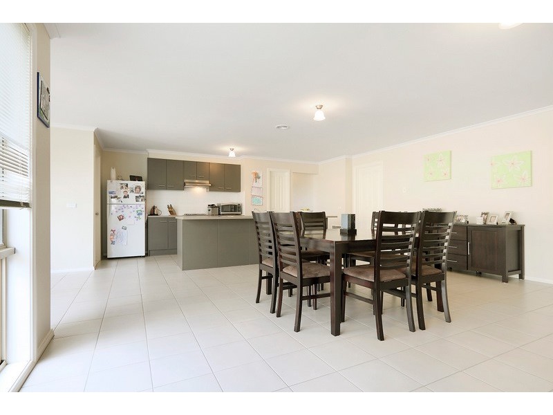 18 Forest Oak Court, Cranbourne VIC 3977