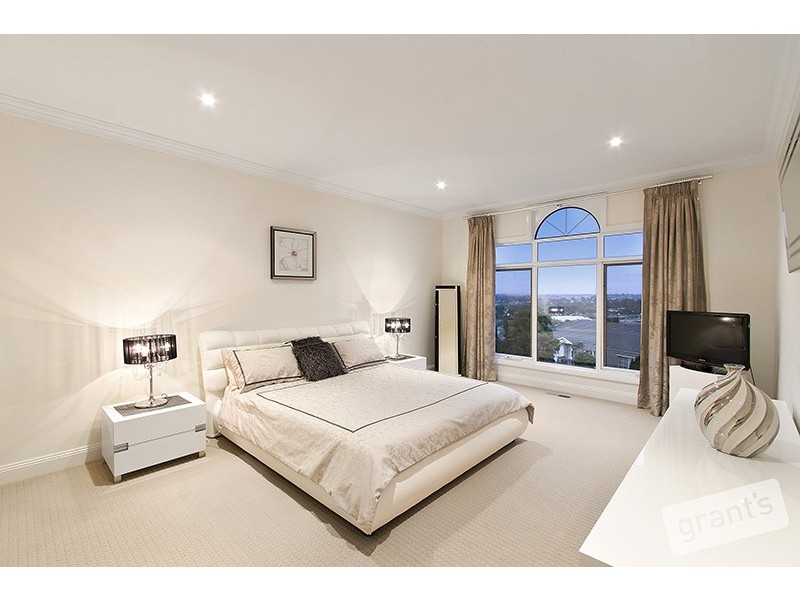 6 Otterburn Drive, Berwick VIC 3806