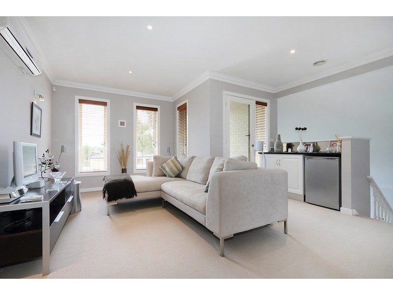 17 Jamieson Way, Berwick VIC 3806