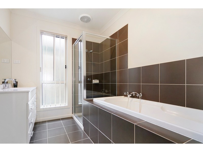 15 Wakenshaw Crescent, Pakenham VIC 3810
