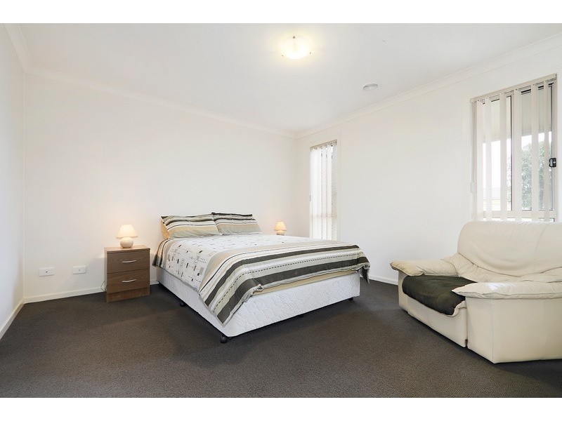 15 Wakenshaw Crescent, Pakenham VIC 3810