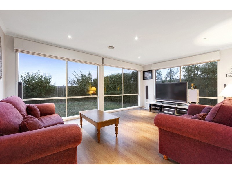 15 Kalastaire Grove, Berwick VIC 3806
