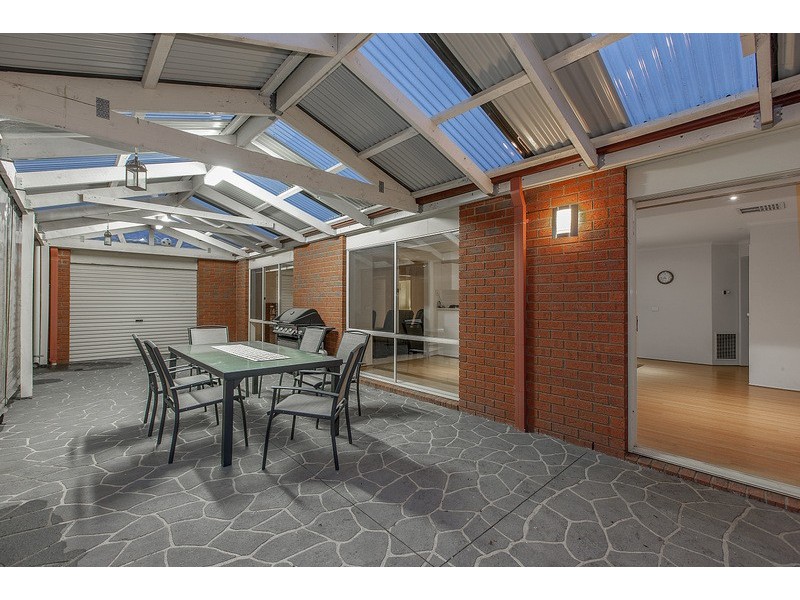 15 Kalastaire Grove, Berwick VIC 3806