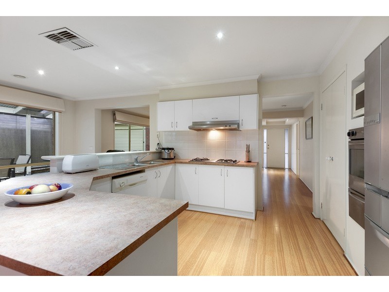 15 Kalastaire Grove, Berwick VIC 3806