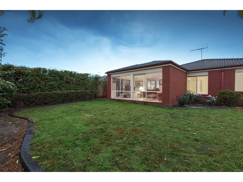 15 Kalastaire Grove, Berwick VIC 3806