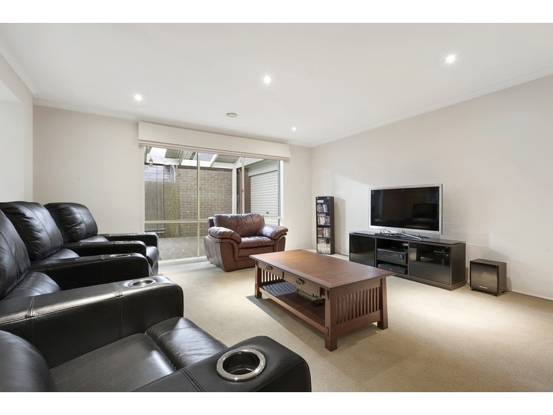 15 Kalastaire Grove, Berwick VIC 3806