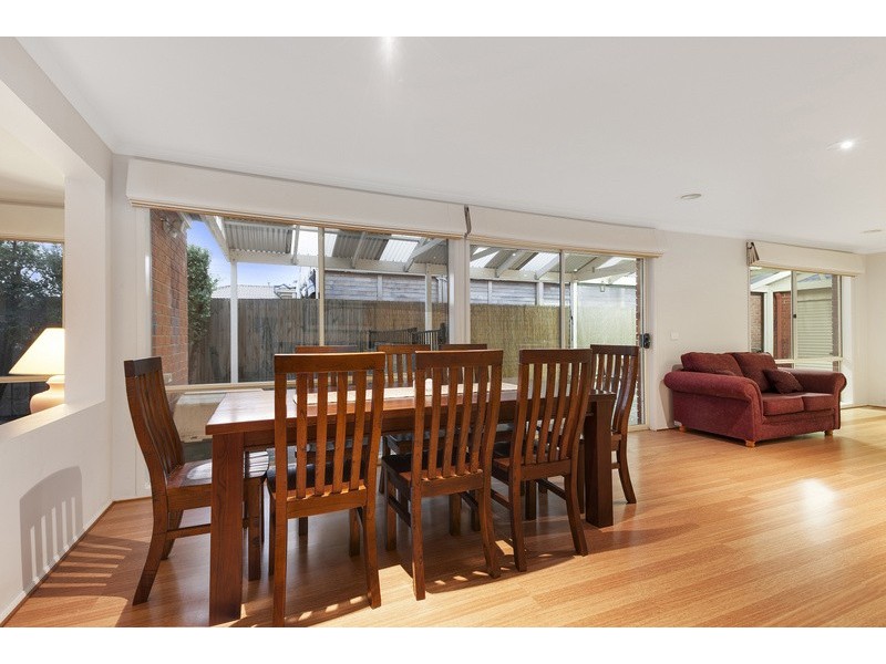 15 Kalastaire Grove, Berwick VIC 3806