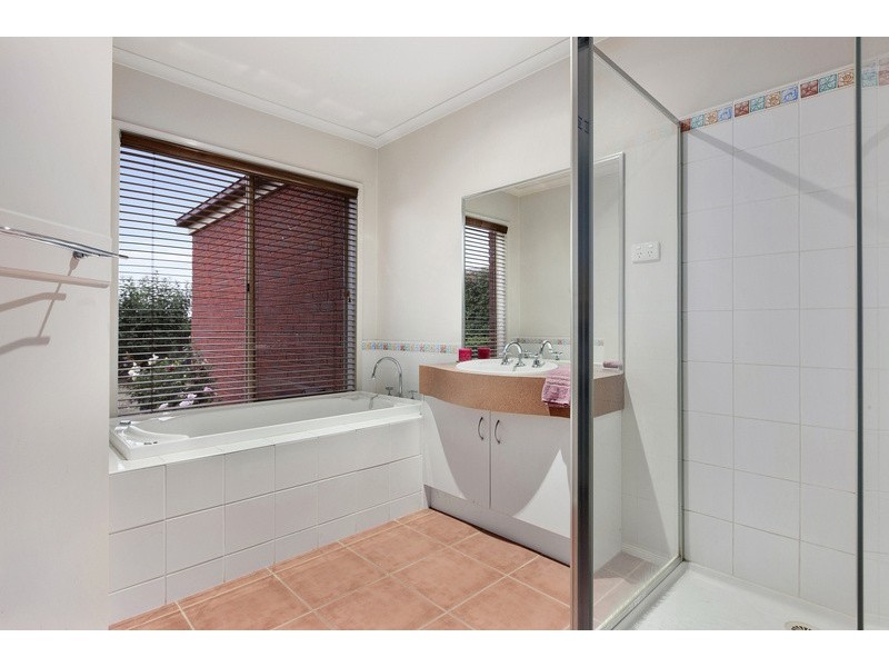 15 Kalastaire Grove, Berwick VIC 3806