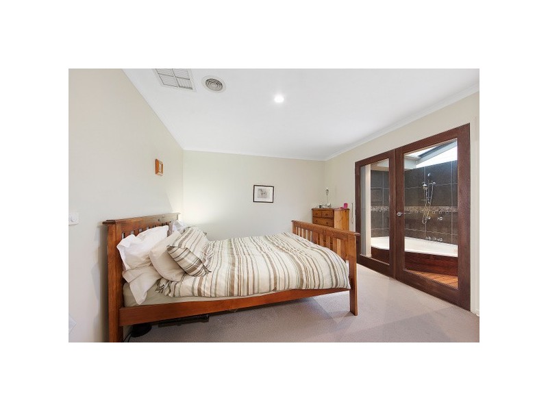 11 McCubbin Way, Berwick VIC 3806