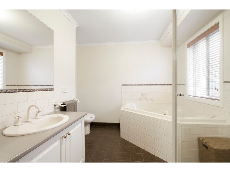 34 Sittella Drive, Berwick VIC 3806