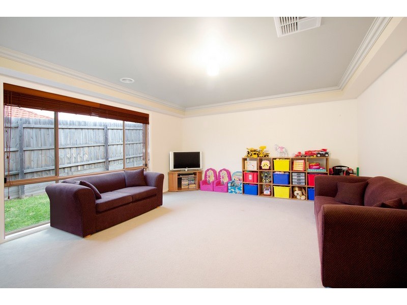 34 Sittella Drive, Berwick VIC 3806