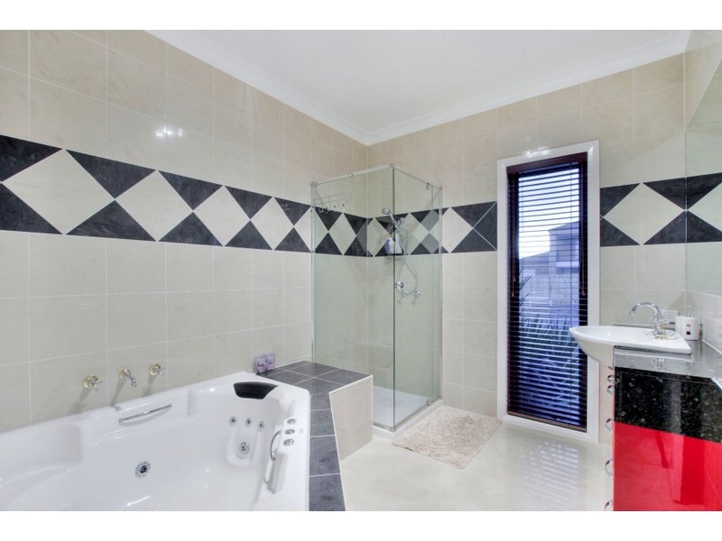 25 Highvale Crescent, Berwick VIC 3806