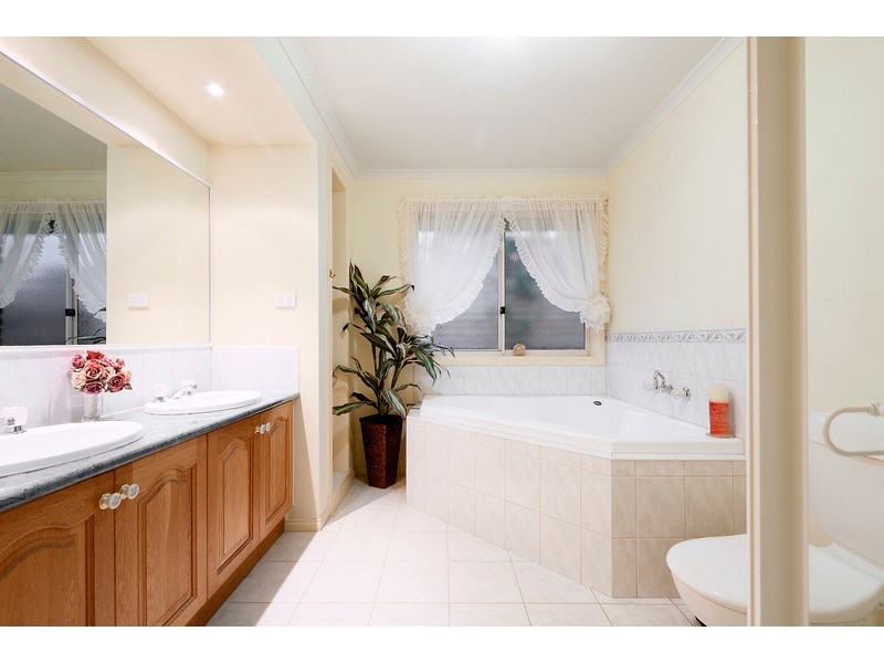 5 Danehill Grove, Berwick VIC 3806