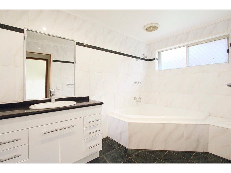 13 Barellan Mews, Berwick VIC 3806