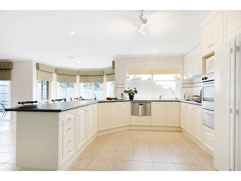 8 Sue Place, Berwick VIC 3806