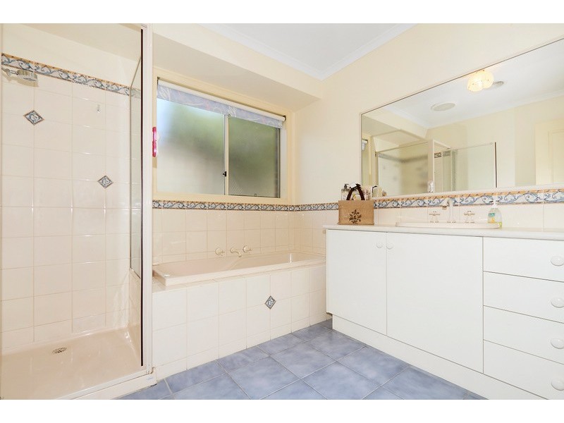 8 Sue Place, Berwick VIC 3806