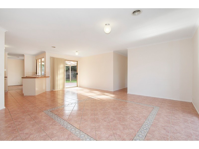 8 Jason Close, Berwick VIC 3806