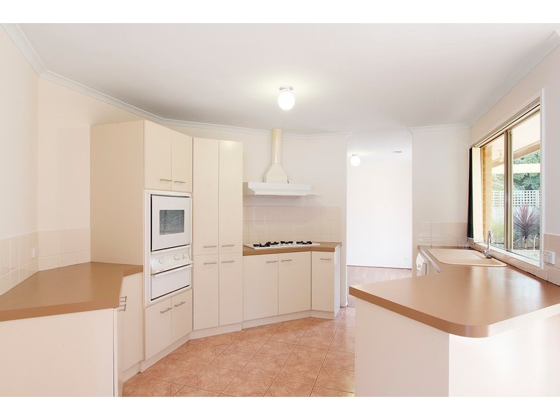 8 Jason Close, Berwick VIC 3806