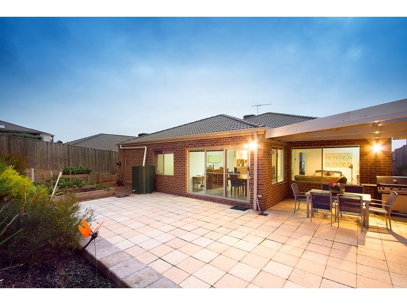 6 Landra Court, Berwick VIC 3806