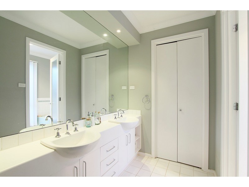 5 Cedarwood Crescent, Berwick VIC 3806