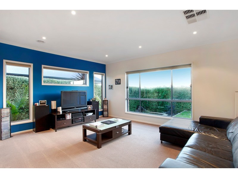 10 Tyrone Avenue, Pakenham VIC 3810