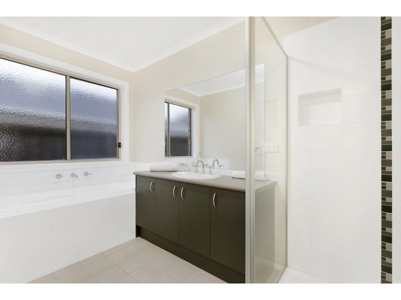 18 Sunview Place, Berwick VIC 3806