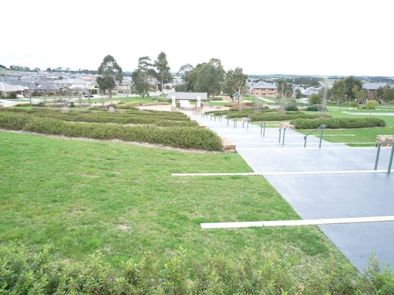 82 Bridgewater Boulevard, Berwick VIC 3806