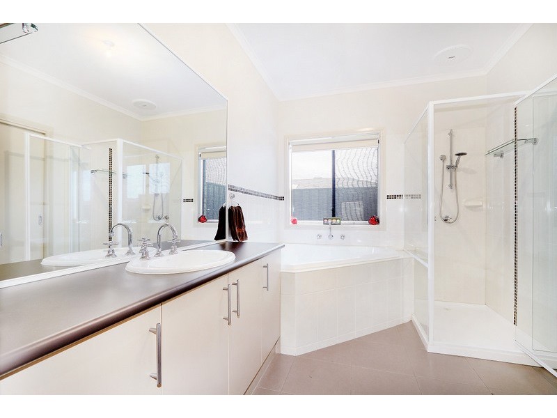 20 Merrowland Avenue, Cranbourne North VIC 3977