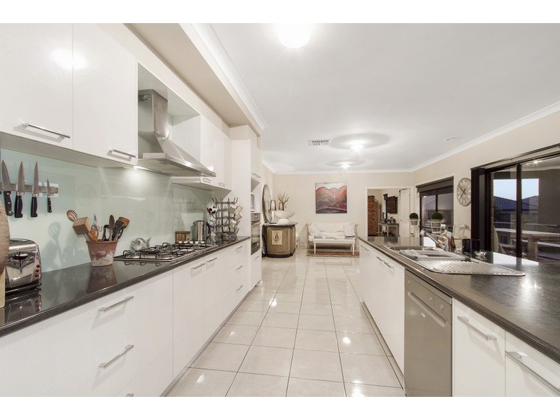 17 McGarvie Crescent, Pakenham VIC 3810