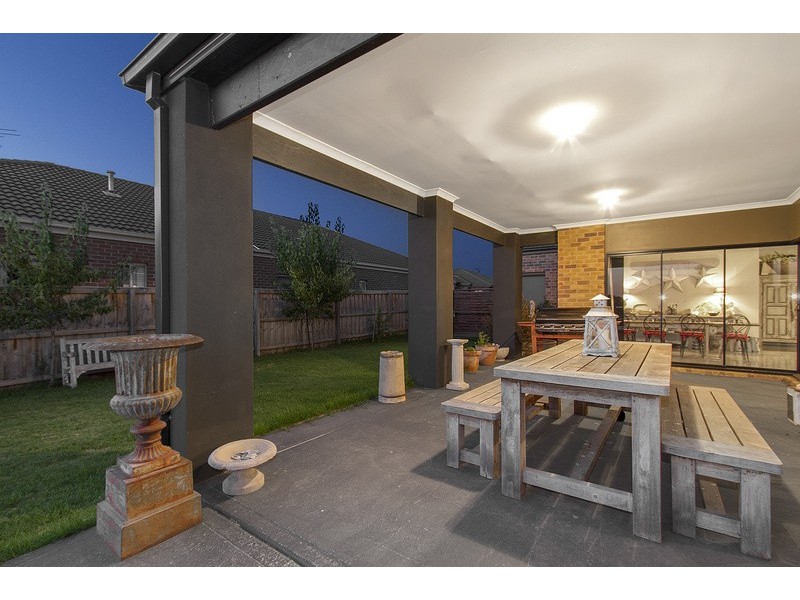 17 McGarvie Crescent, Pakenham VIC 3810