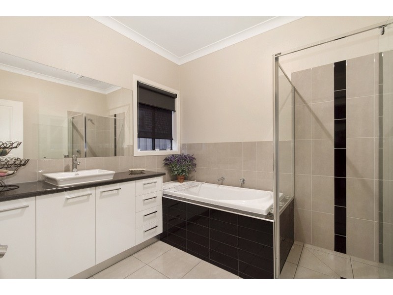 17 McGarvie Crescent, Pakenham VIC 3810