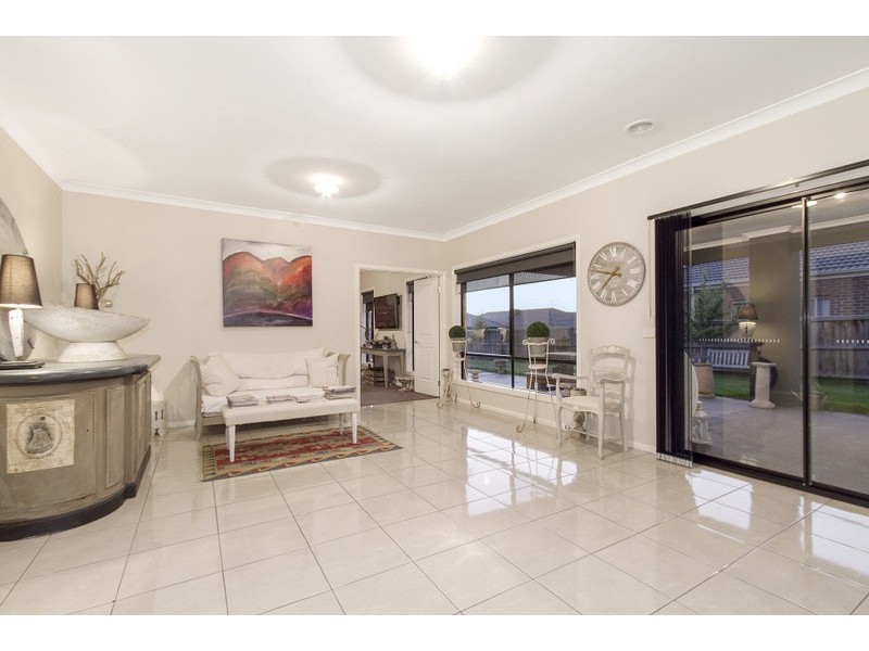 17 McGarvie Crescent, Pakenham VIC 3810