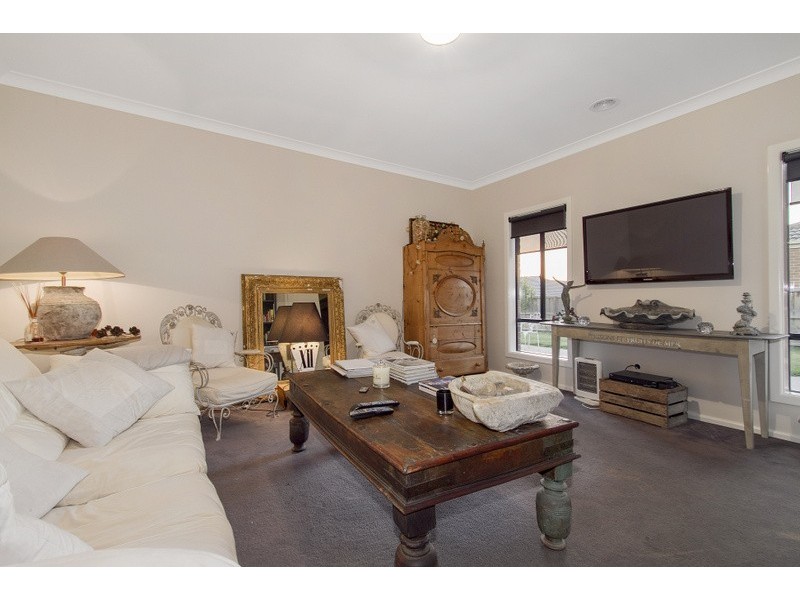 17 McGarvie Crescent, Pakenham VIC 3810