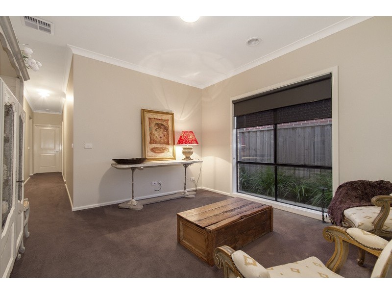 17 McGarvie Crescent, Pakenham VIC 3810