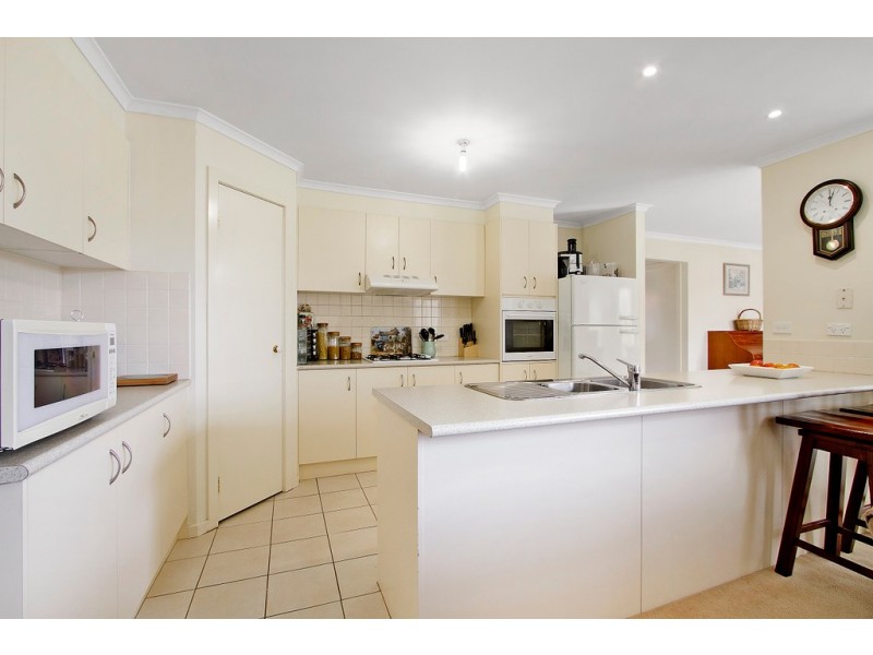 18 Oakgrove Drive, Narre Warren South VIC 3805
