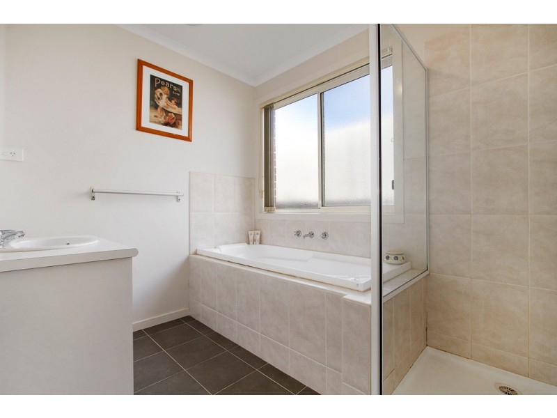 18 Oakgrove Drive, Narre Warren South VIC 3805