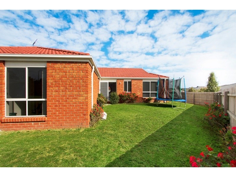 18 Oakgrove Drive, Narre Warren South VIC 3805