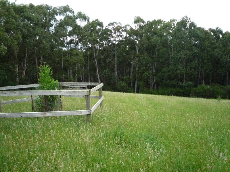 2 Yackatoon Road, Beaconsfield Upper VIC 3808