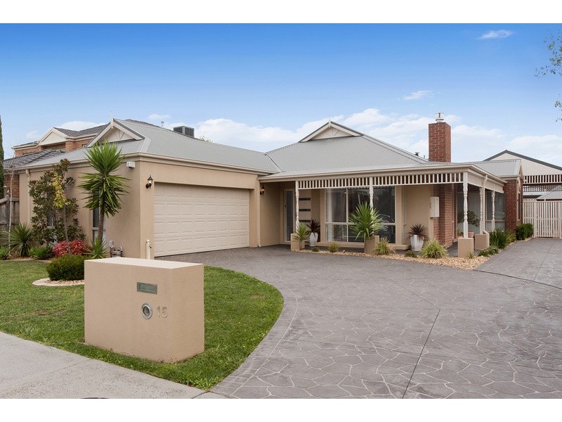 15 Eucumbene Drive, Berwick VIC 3806