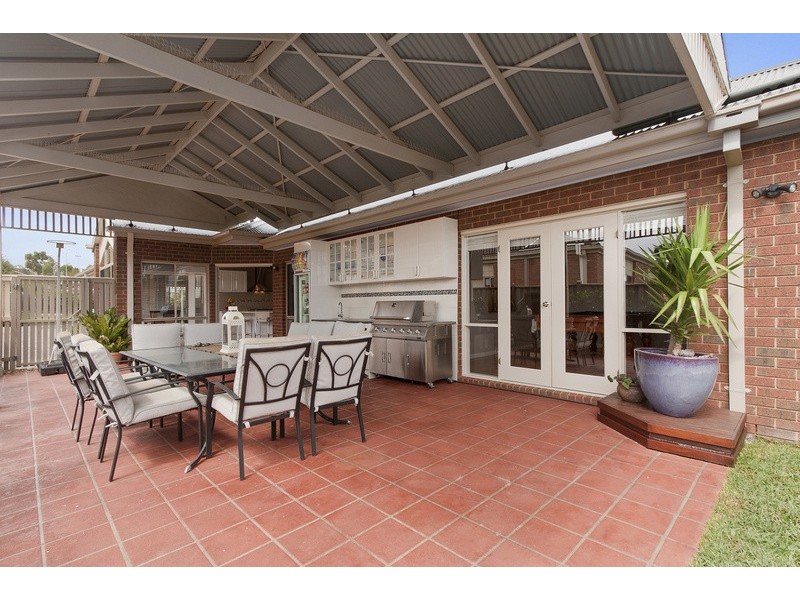 15 Eucumbene Drive, Berwick VIC 3806