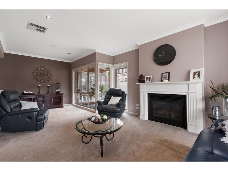 15 Eucumbene Drive, Berwick VIC 3806