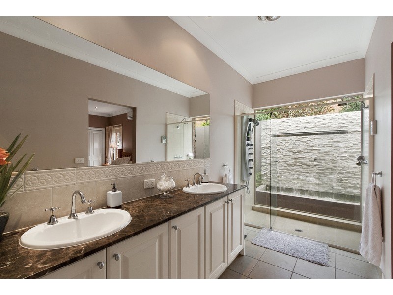 15 Eucumbene Drive, Berwick VIC 3806