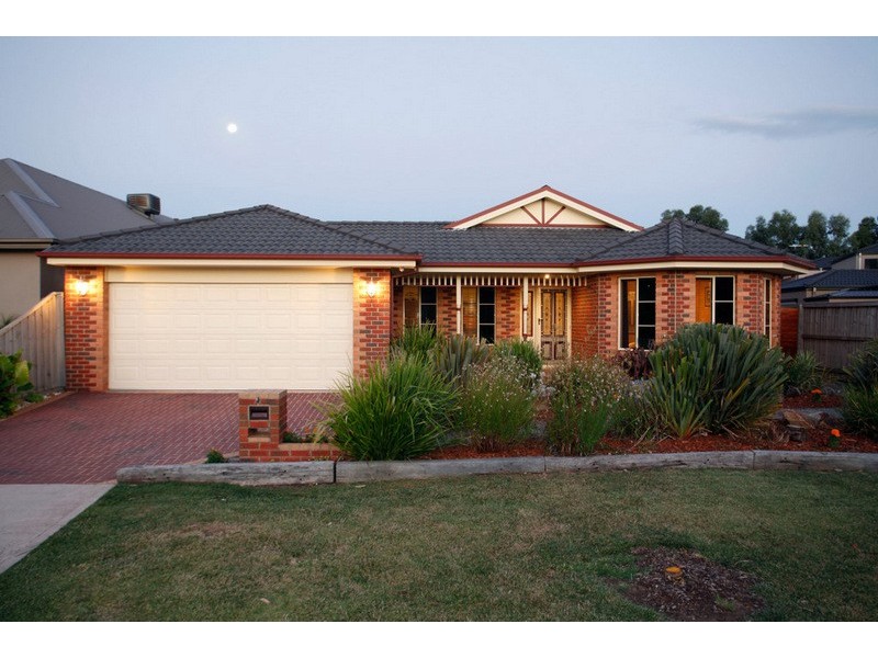 4 Lowanna Street, Berwick VIC 3806